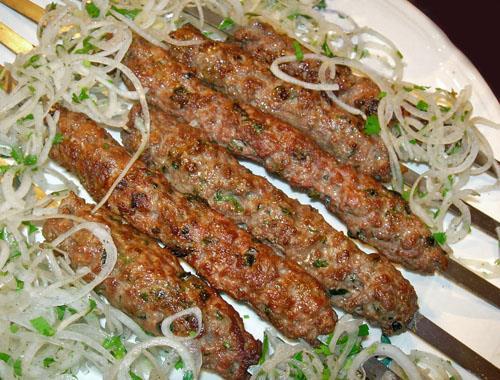 Suprantama liulia kebabams turkai naudojo kapotą, o dabar ir malta aviena arba jautiena, nors liulia kebabus turkai gamina ir iš paukštienos arba žuvienos.