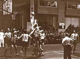 25 D VI KREPŠINIO BANGOS, NEGRĮŽTAMAI UŽLIEJUSIOS LIETUVĄ 1937 m. II Europos vyrų krepšinio čempionatas Rygoje. Rungtynių tarp Lietuvos ir Estijos momentas 1937 m.