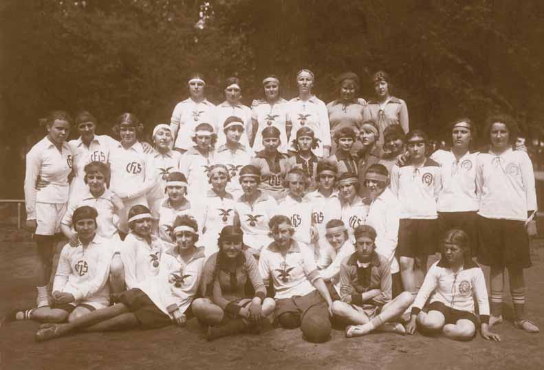 1923 m. LFLS, Moterų sporto mėgėjų ratelio (MSMR) ir Aušros gimnazijos krepšininkės. Pirmoje eilėje (iš kairės) šešta A.