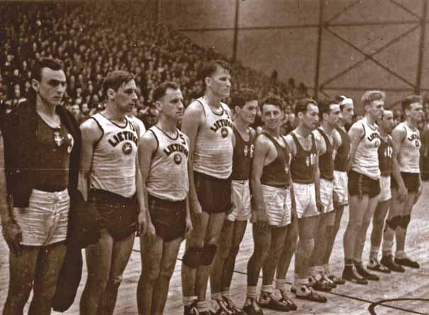 L IETUVOS KREPŠINIS 40 Po Lietuvos ir Italijos rungtynių. Iš kairės: Feliksas Kriaučiūnas, Juozas Jurgėla, Pranas Lubinas, Vytautas Budriūnas ir Mykolas Ruzgys 1938 m.