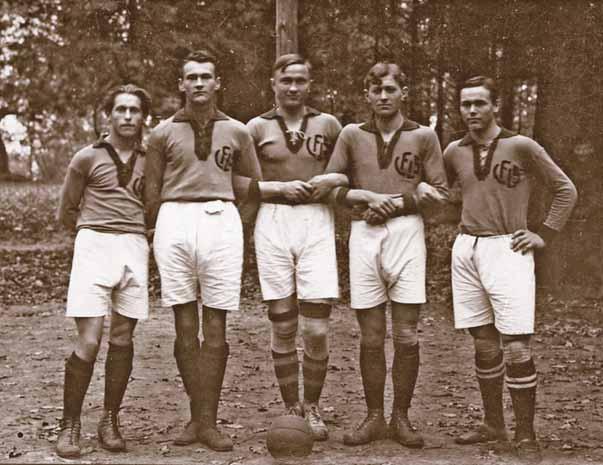 L IETUVOS KREPŠINIS 14 1923 m. LFLS pirmoji komanda (iš kairės): M. Senkus, Vytautas Vokietaitis, Steponas Darius, J.