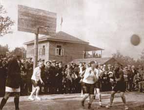 17 K REPŠINIO KELIAS Į LIETUVĄ 1925 m. Kauno LFLS šventė savo penkerių metų jubiliejų. Minėjimo programoje buvo ir krepšinio rungtynės 1925 m.
