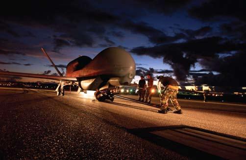 »» Žvalgybinis UAV technologijų orlaivis RQ-4 Global Hawk.