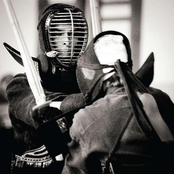 Kardas sąžiningiems ir garbingiems 40 Pomėgis Šią vasarą karių iniciatyva buvo įkurtas kendo japonų kovos kardais klubas.