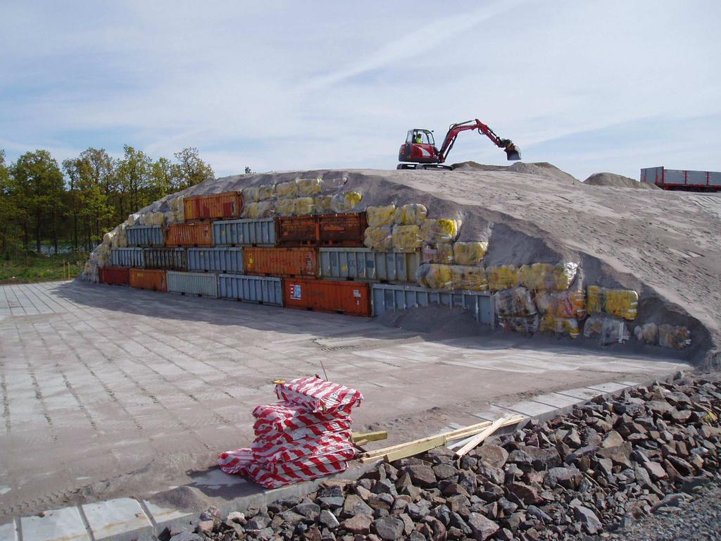 LMAA atliekynas tai antžeminės konstrukcijos, kur atliekų konteineriai bus tankiai įrengiami penkiais aukštais ant betono plokštės.