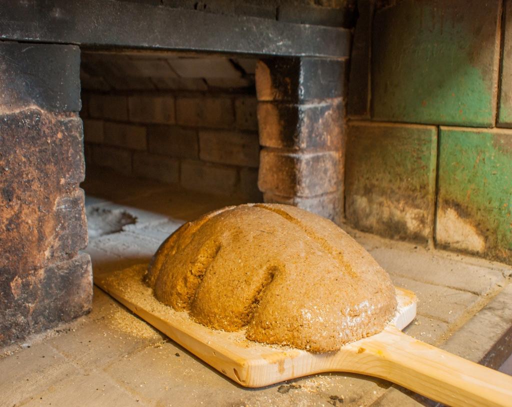 Adomo Petrausko gryčia duona kvepia Užsiėmimo metu jūs galėsite susipažinti su duonos kepimo paslaptimis, papročiais, pamatyti kaip raugiama, maišoma bei kepama naminė duona.