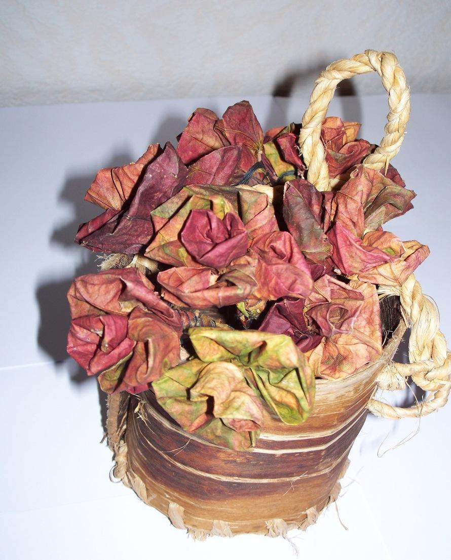 Rudeninė puokštė (rugsėjo-lapkričio mėn.) Praktinio užsiėmimo metu išmoksite sukti gėlės iš klevo lapų.