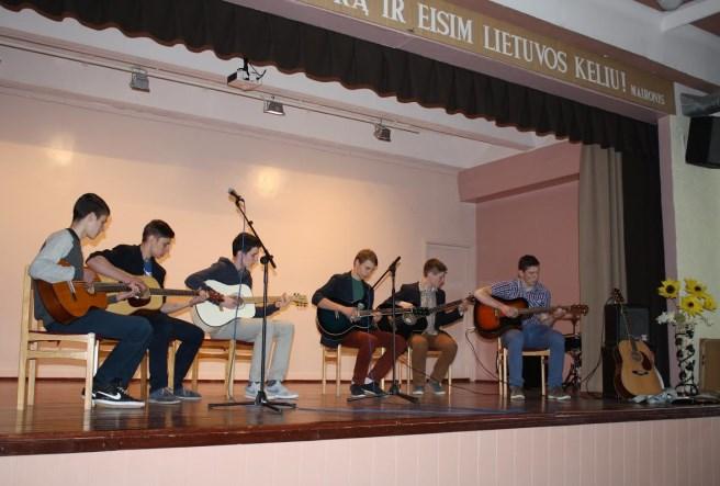 sveikata. Balandţio 30-ąją gimnazijos aktų salėje vyko koncertas, skirtas Tarptautinei darbininkų dienai paminėti.