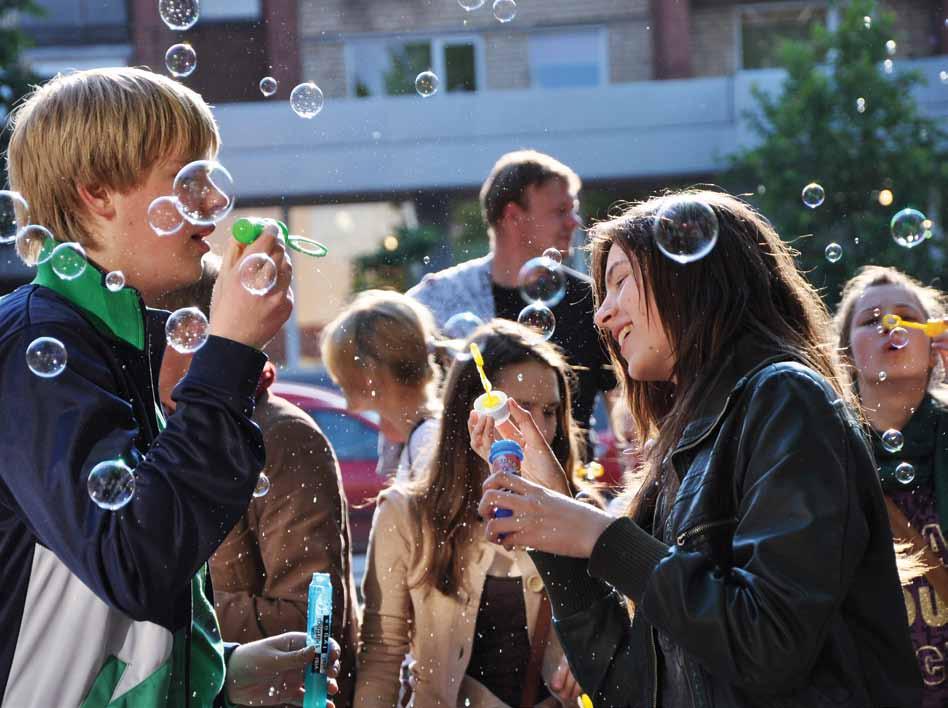 Joniškyje Burbuliatorių organizavo jaunimo sąjunga Apskritas stalas, pakvietusi visuomenę linksmai praleisti laiką su draugais pučiant muilo burbulus.
