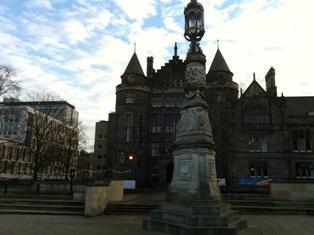 Glasgow mokosi daugiau nei 168 tūkstančiai studentų ir tai yra didžiausias skaičius Škotijoje, bei antras visoje Jungtinėje Karalystėje.