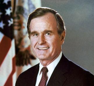 2. Bushų šeimoje net du buvę prezidentai tėvas George'as Herbertas Walkeris Bushas (nuotr. dešinėje) ir sūnus George'as Walkeris Bushas.