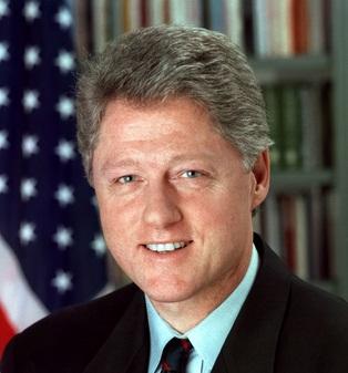 3. Nevaržomomis aistromis pagarsėjęs Billas Clintonas (nuotr. kairėje) pirmąkart įsidarbino trylikos metų maisto prekių parduotuvėje.