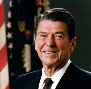4. Prezidentas-Holivudo aktorius Ronaldas Reaganas (nuotr. dešinėje) nuo mažumės įsuko į pramogų industriją.