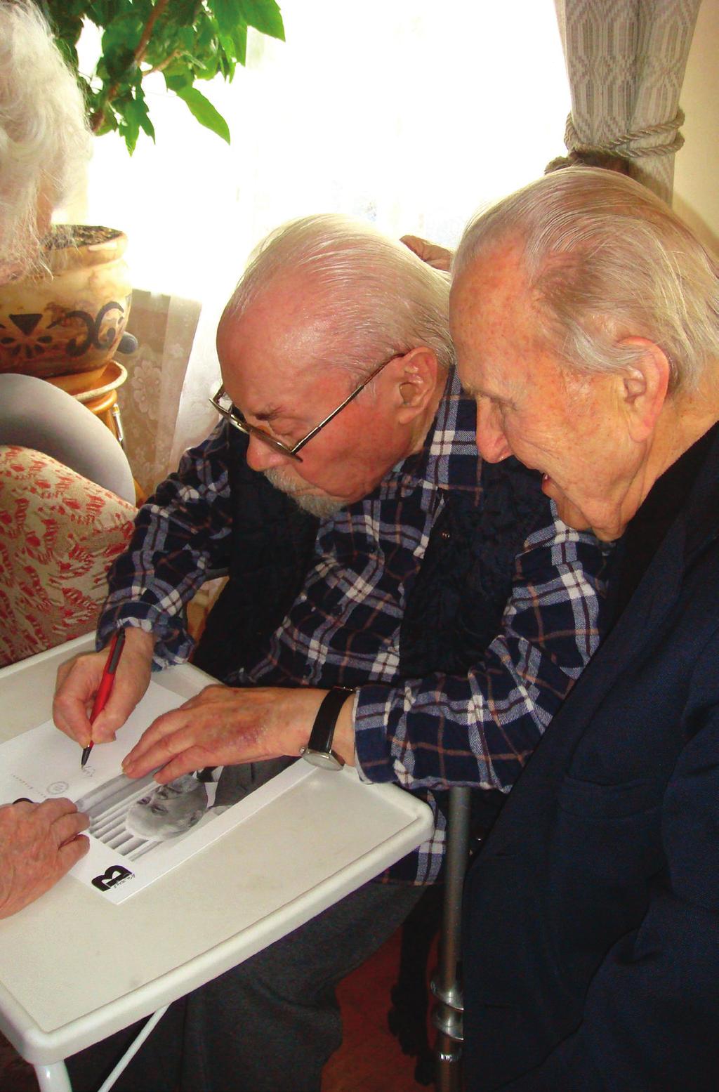 Laikas ir žmonės Kazys Bradūnas rašo autografą senam bičiuliui dr. Kaziui Ambrozaičiui Vilniuje. 2008 m.