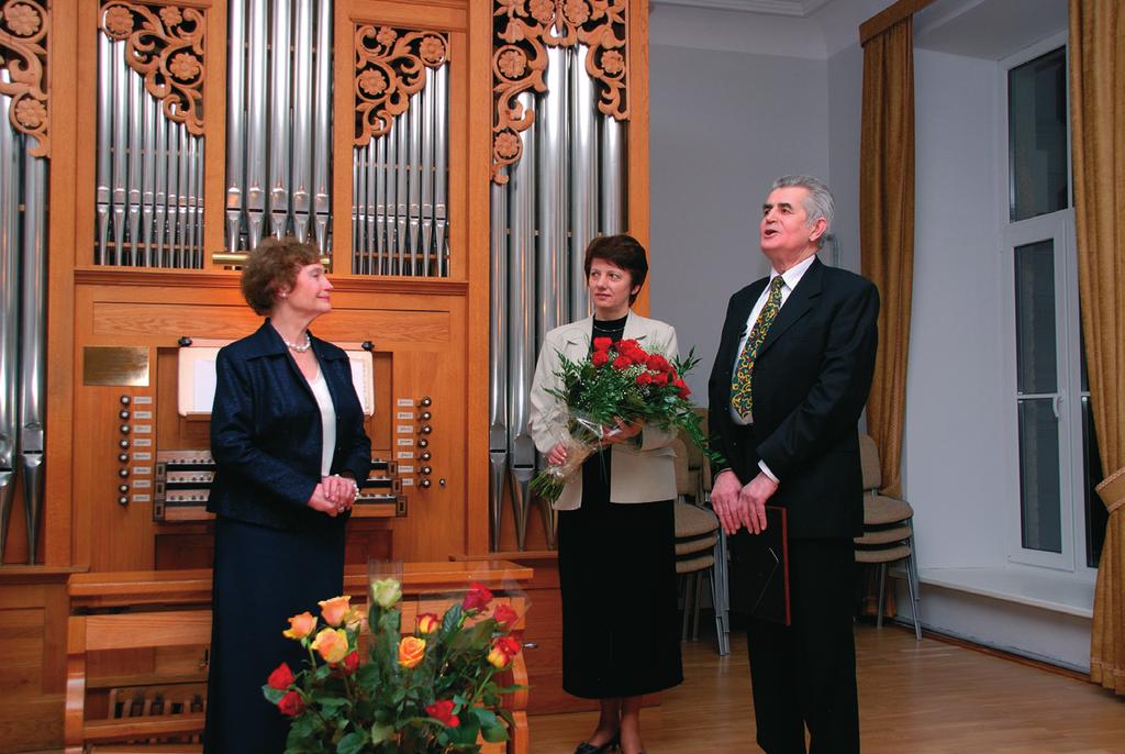 SOCIALINĖS PAŽANGOS ATASKAITA 2008 Fondo direktorę Birutę Karosienę jubiliejaus proga sveikina LMTA prof. dr. Eugenijus Ignatonis ir dekanė doc. dr. Vida Umbrasienė.