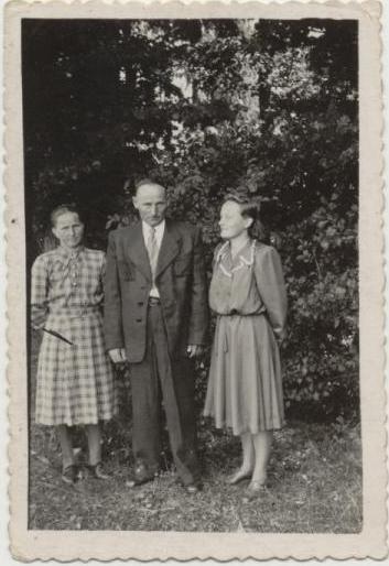 dešinė) su tėvais Brone