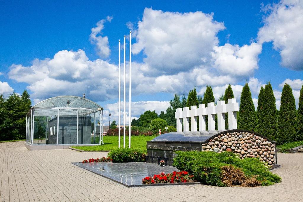 9. Medininkų memorialas Medininkai tragiškai išgarsėjo pirmaisiais metais po Lietuvos nepriklausomybės atkūrimo. 1991 m. liepos 31-ąją netoli Medininkų būrys smogikų užpuolė pasienio darbuotojus.