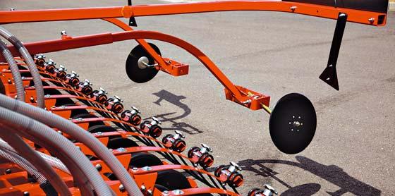 PASIRENKAMA VĖŽIŲ ŠALINIMO SISTEMA Norint pašalinti ratų paliekamas žymes, už traktoriaus ratų galima įrengti ne daugiau nei dvi poras vėžių šalinimo įrenginių.