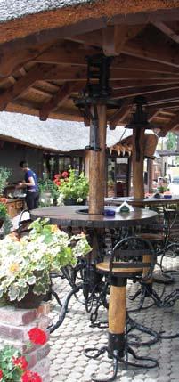 Dideli mediniai stalai su suolais tinka nebent kaimiško tipo užeigos lauko kavinei.