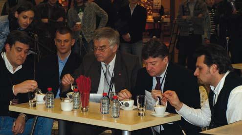 Išrinktas geriausias Lietuvos kavos ruošimo specialistas Pagal tarptautines kavos barmenų čempionatų taisykles organizuotame čempionate kiekvienas dalyvis turėjo per 15 minučių keturiems skonio