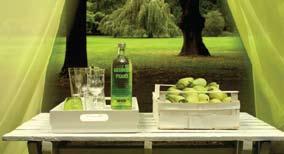 NAUJIENOS Kūrybiškumu ir novatoriškumu nuolat išsiskiriantys švediškos degtinės Absolut Vodka gamintojai Lietuvos rinkai pristatys netikėto skonio Absolut Pears.