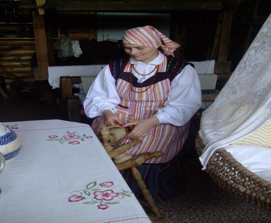 Apţiūri mokyklos muziejuje eksponuojamus audinius: rankšluosčius, lovatieses, staltieses, kalbame apie Ţygaičių seniūnijos verpėjas ir audėjas.