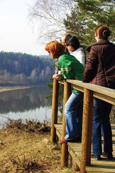 Gūbrys sala sausumoje, o atragis - sausumos iškilimas, primenantis pusiasalį. Škėvonių gūbrys yra dešiniajame Nemuno krante, šalia kelio Birštonas Prienai.