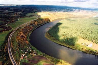 Nemuno vagoje. Jos ilgis - 29 km, trumpiausia sąsmaukos vieta 4 km. Visais laikais Nemunas čia buvo dviejų etnokultūrinių regionų skiriamoji riba.