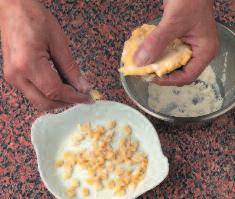 Guliašo sriuba Virti, kepti 1 valandą 40 minučių šviežiai maltų pipirų 1 skiltelė česnako 1 šaukštas maltų kmynų 400 g bulvių 400 g
