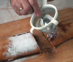 Obuolių vyniotinis su vaniliniu padažu Tešlą vėsinti Kepti, troškinti 1 valandą 1 2 valandas 1 valandą 10 minučių Vanilinis padažas: 500 ml grietinėlės 500 ml pieno 2 vanilės