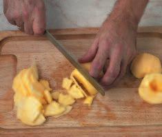 Kapoti traškūs lazdynų riešutai, migdolai bei minkšti obuolių gabalėliai yra puikus derinys. Obuolius galima pakeisti kriaušėmis arba slyvomis.