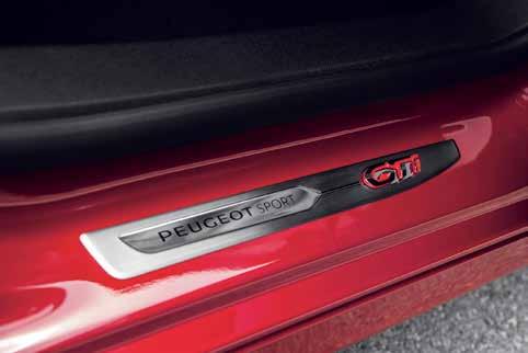 308 GTi by PEUGEOT SPORT vidų skiria GTi logotipas ir raudonai puoštas odinis vairas,