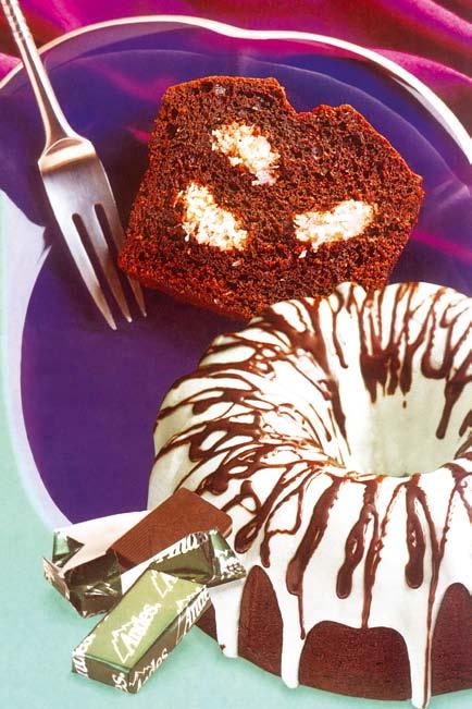 Šokoladinis migdolų pyragas - mėgstamas šokolado ir kokosų derinys, vienas iš prabangių tropikų vaišių patiekalų.