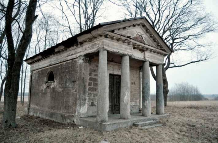 4 pav. Daumantiškių dvaro kapinės, koplyčia mauzoliejus Fig. 4. Cemetery of Daumantiškiai manor, chapel mausoleum nuo visuomenės amžinojo poilsio čia atgulė buvę dvaro valdytojai ir gyventojai.