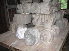 Labiausiai Skulptūra Gyvenimo druska vičių sodyba Ratnyčioje, esanti prie pat to paties vardo upelio, stebina originalumu: ji papuošta didžiuliais žaislais, kojine, skrybėle, vejoje stovi