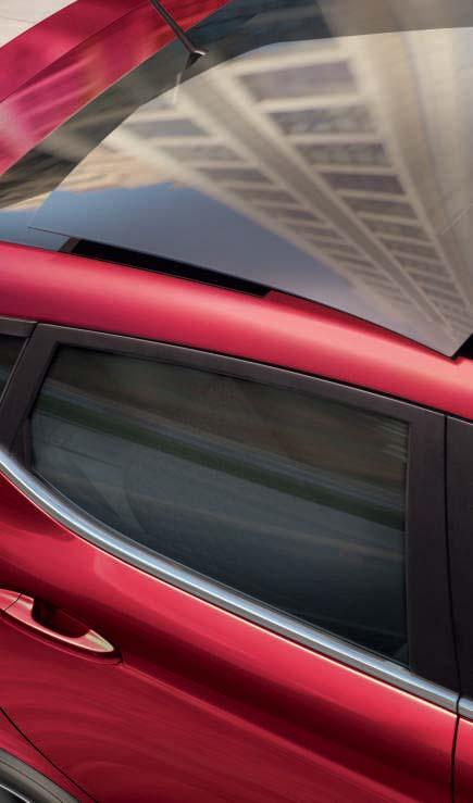 Grožėkis vaizdu, lyg būtum lauke. Atidaromas panoraminis stogas Grožėkitės įspūdingais aplinkos vaizdais sėdėdami komfortiškajame Fiesta automobilyje.