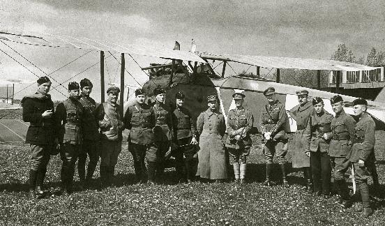 krašto gynyba Aviacijos dalies personalas 1920 m. pradžioje prie žvalgybinio lėktuvo LVG C.VI Kauno aerodrome. Iš kairės į dešinę: L. Šliužinskas, A. Soldatenkovas, J. Kumpis, neatpažintas, A.