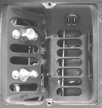 Naudotojo saugumui užtikrinti pjoviklio jungtys yra įrengtos išvesties jungčių plokštėje, esančioje už priekinio skydelio apatinės dalies. 2.