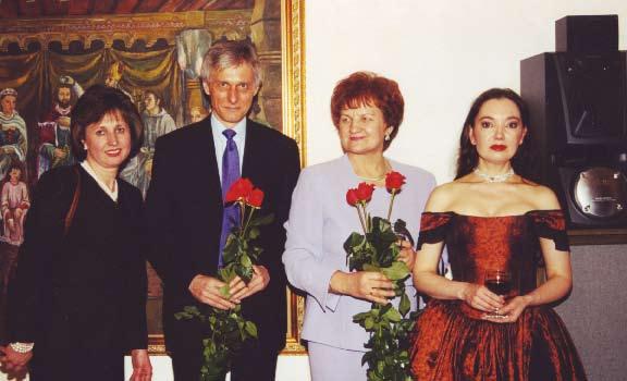 Pasveikindama visus susirinkusiuosius ponia Juozė Krištolaitytė dar padainavo lietuvių liaudies dainą.