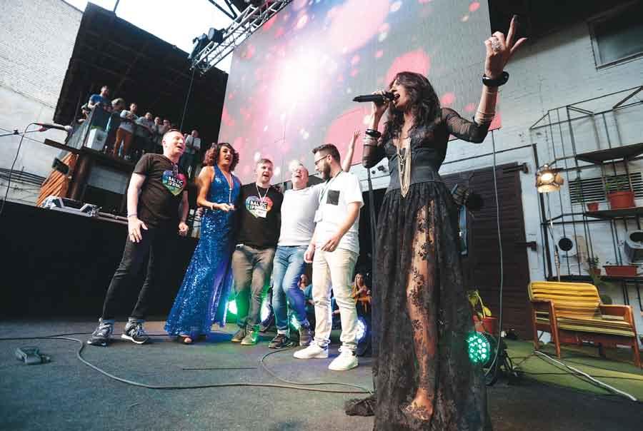 LaDiva Live pakvietė koncerto dalyvius prisijungti prie Dana International scenoje