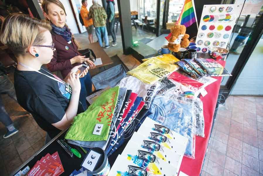 Įsigiję LGBT tematikos atributikos LGL parduotuvėje lankytojai parėmė Baltic Pride 2016 festivalį In