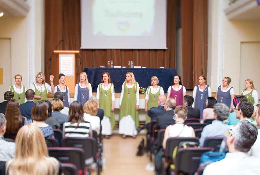 Konferencijos dalyvius sveikino moterų choras iš Suomijos Tuulivoima