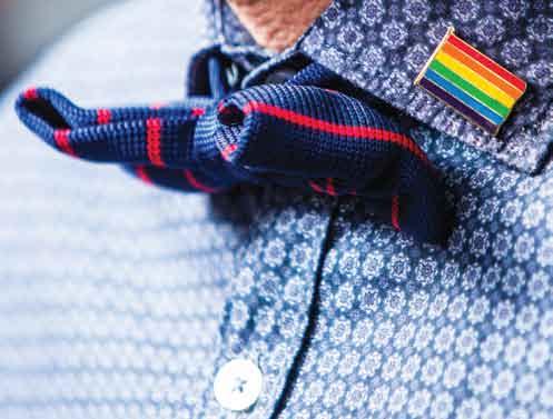 Vaivorykštės spalvų aksesuaras Rainbow pin Iš kairės: Latvijos LGBT* teisių