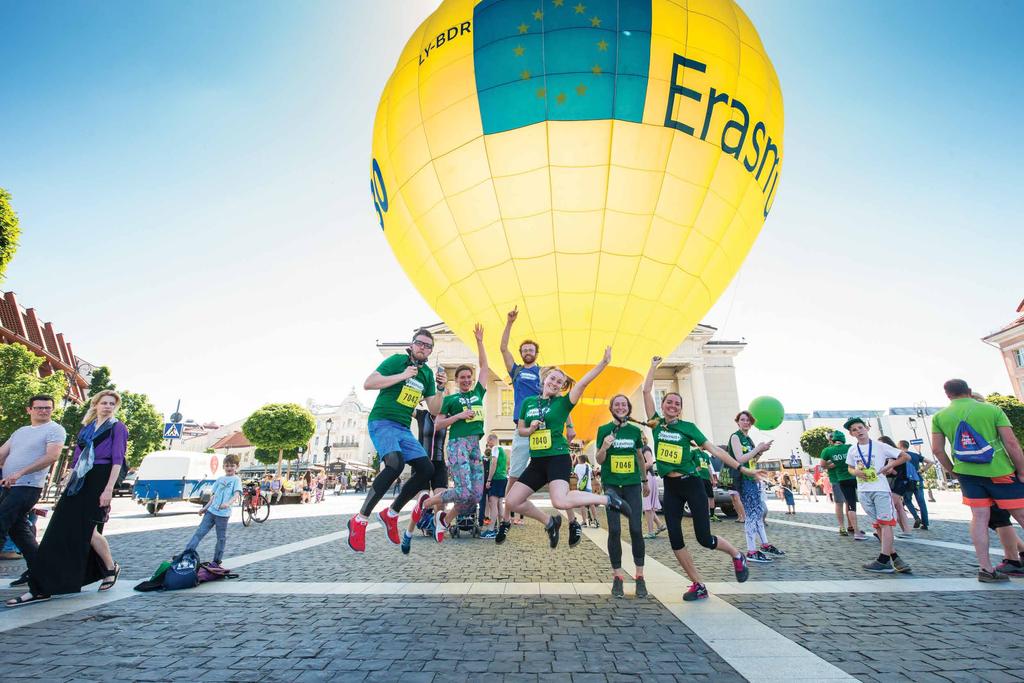 VIEŠINIMO VEIKLOS Bėk su ERASMUS+ Treti metai iš eilės didžiausia ir sėkmingiausia Europos Komisijos švietimo programa Erasmus+ dalyvauja We run Vilnius maratone su gausiausia bėgimo komanda.